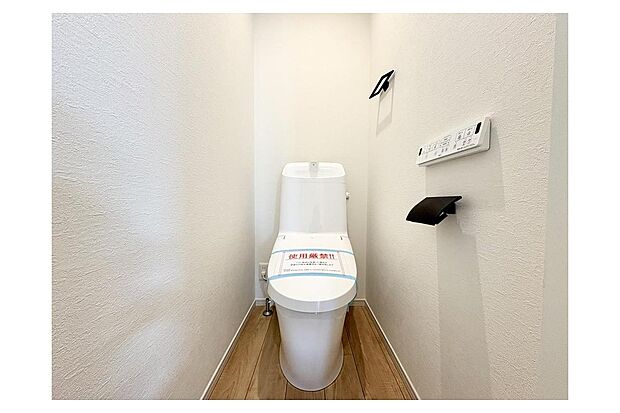【トイレ】最新の設備を備えた清潔なトイレ空間。温水洗浄機能で、ご家族皆様が毎日快適にお使いいただけます。