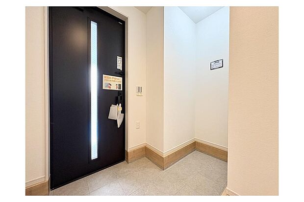 【玄関】温かい光が差し込む明るい玄関は、家族の帰りを優しく迎えます。広々とした土間スペースは、ベビーカーや外遊び道具の収納にも便利で、毎日を快適にサポートします。