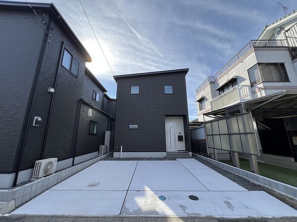 現地外観　C棟
シンプルで落ち着いた外観が、家族の毎日を明るく彩ります。街並みに自然となじみながら、安心して暮らせる住環境を大切にした住まいです。