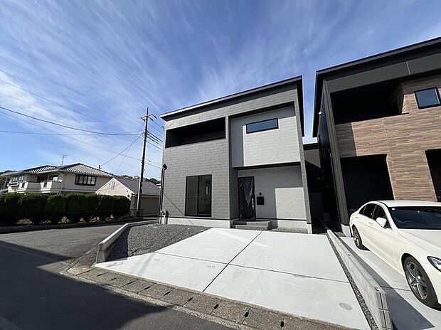 現地外観　A棟
やさしい雰囲気の外観が、住まう人の暮らしをそっと包み込む新築戸建て。シンプルながらも丁寧にデザインされた佇まいが、毎日の生活に心地よさと安心感を与えてくれます。