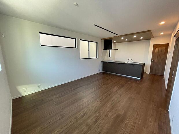 2階リビングならではの静かな環境で、家族団らんの時間を大切にできる15.7帖のLDK。落ち着いた暮らしを求める方におすすめです。