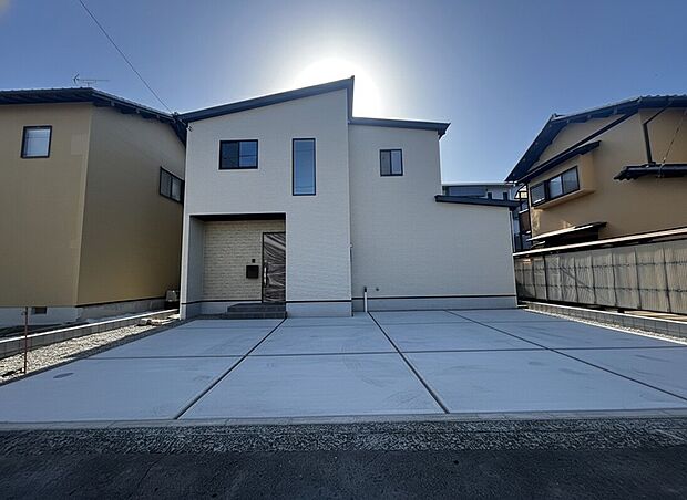 【現地外観】
沼津港がすぐそば、沼津駅へのアクセスも良好な立地に、暮らしやすさと長期車可能な広々とした駐車スペース♪