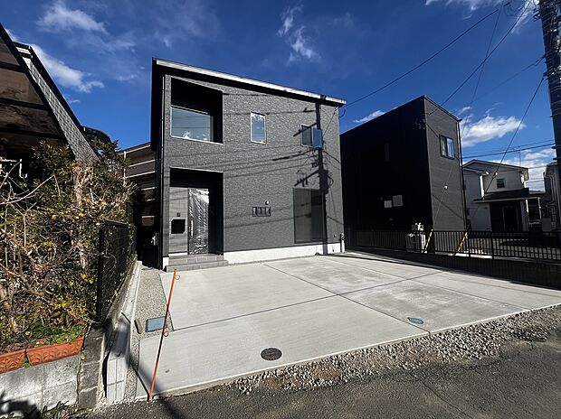 【現地外観写真】
裾野市佐野の穏やかな自然と、駅・スーパー・学校など生活利便施設が揃う魅力のエリアに、暮らしやすさと長期優良住宅仕様を兼ね備えた新築分譲住宅が登場。