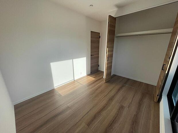 【2階洋室　5.2帖】
寝室や書斎、趣味部屋としても使いやすいサイズ感。クローゼット付きで収納力もあり、すっきりとした空間を保てます。
窓からの自然光が心地よく、日中は明るく快適に過ごせます。