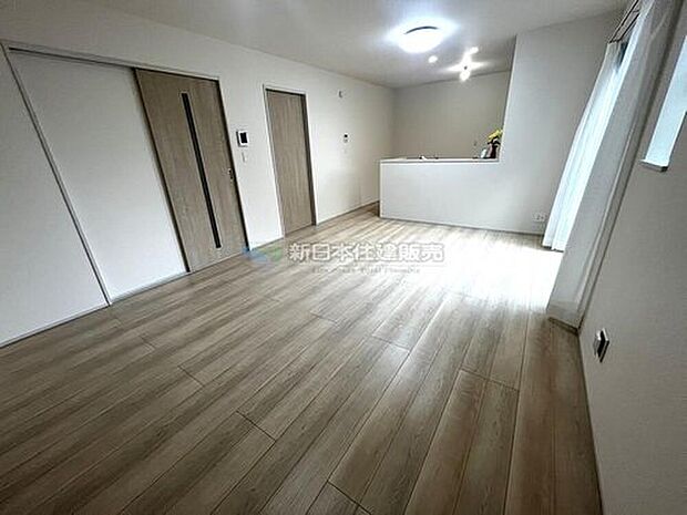 E号棟　リビング　16帖 　  洗面所や浴室も近くにまとまっていて、家事効率が良い配置です。