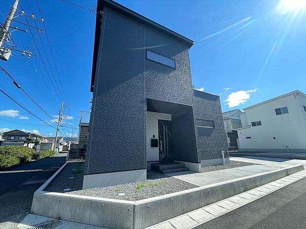 家族の暮らしをやさしく包み込む、穏やかな表情の外観。毎日の生活に寄り添うシンプルなデザインで、年齢を重ねても心地よく住み続けられる住まいです。