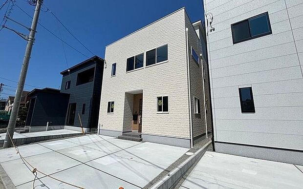 【C棟　現地外観】
沼津市立第二小学校まで徒歩7分で、毎日の通学も安心。人気の沼津港も徒歩圏内にあり、暮らしやすさと楽しさを兼ね備えた立地で、新しい生活を始められます。