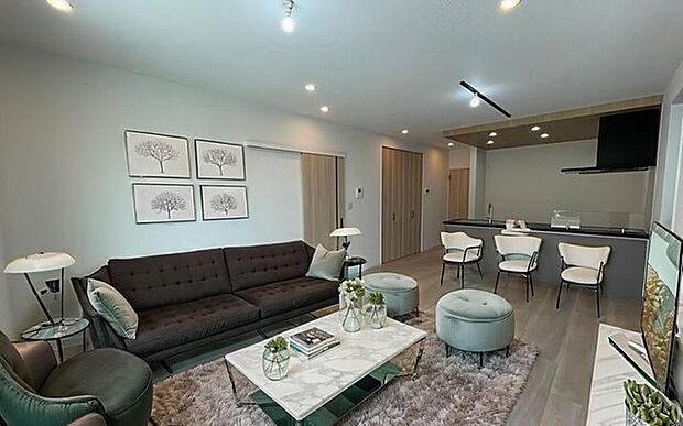 【B棟　リビング】17帖のゆとりあるリビングは、明るく開放感のある心地よい空間。カウンターキッチンを中心に、家族の会話や笑顔が自然と集まります。※実際の写真とCGを合成したものです