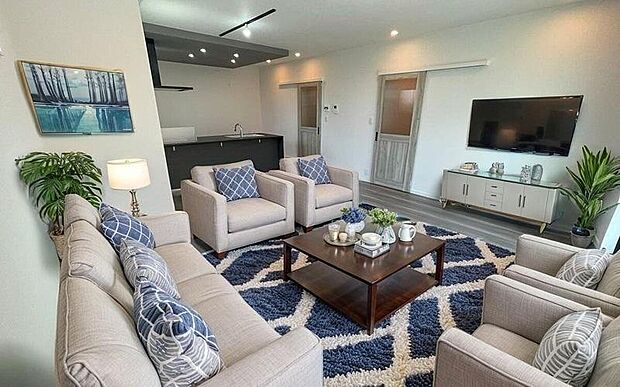 【A棟　リビング】18帖のゆとりあるリビングは、明るく開放感のある心地よい空間。カウンターキッチンを中心に、家族の会話や笑顔が自然と集まります。※実際の写真とCGを合成したものです