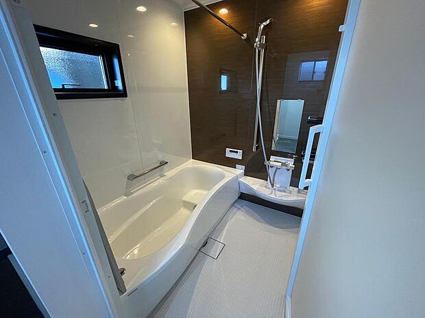 【浴室】明るさと通風を確保した窓付きの浴室。浴室換気暖房乾燥機を備え、季節を問わず快適に使用できます。浴槽はやさしいカーブで、リラックス感のあるデザインです。