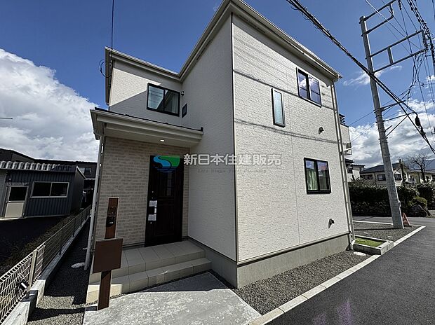 【現地外観写真】A棟　明るく爽やかで、家族がのびのび暮らせる家です。