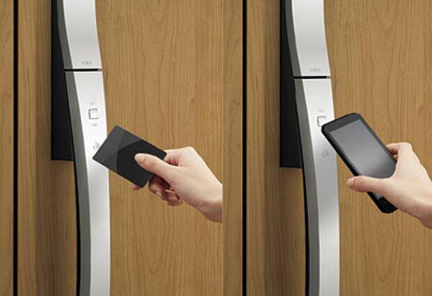 【玄関ドア/タッチキー】ドアのボタンを押してカードをかざすだけで解錠できる、便利なタッチキー。お手持ちの携帯電話(おサイフケータイ対応機種)、電子マネー・楽天Eｄｙに対応したカードなら玄関のカギとしてご利用いただけます。