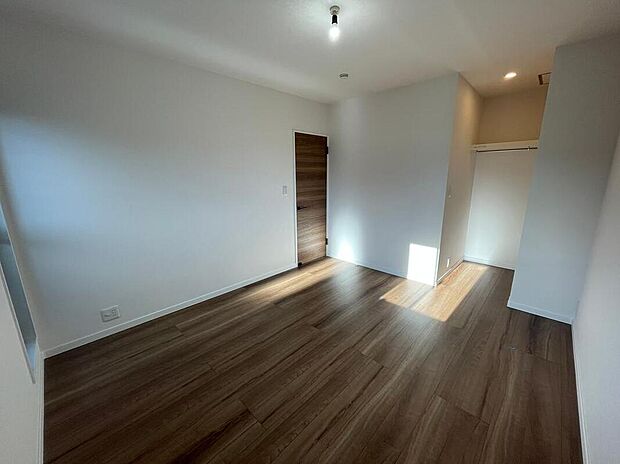 【【2階洋室　7帖】】窓から差し込む自然光が心地よく、明るく開放的な空間です。
主寝室や子ども部屋、ワークスペースにも対応でき、収納付きで日々の暮らしに使いやすい一室となります。