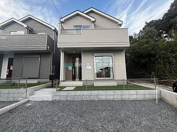 【C号棟　現地外観】大きな窓が解放感を作ります。