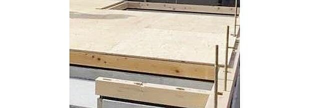 【剛床構造】構造体と床を一体化した「剛床工法」を採用。
面構造とすることで、地震による床のねじれやゆがみを抑えます。床が厚く、火災に対する性能も向上。