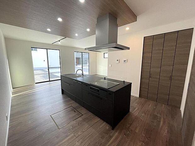 【リビング】16帖のリビングは、ゆとりある広さに加えて収納も充実。生活感を抑え、すっきりとした空間を保てます。