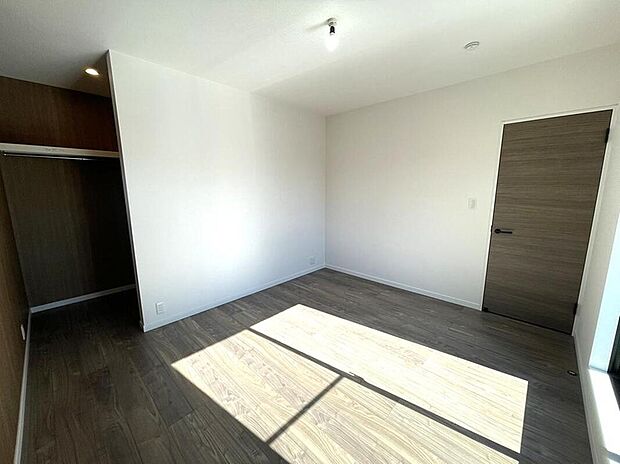 【リビング以外の居室】7帖の洋室にはオープンタイプのウォークインクローゼットを完備。収納力があり、空間をすっきり保ちながら快適に過ごせます。