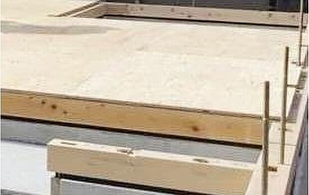 【剛床工法】構造体と床を一体化した「剛床工法」を採用。
面構造とすることで、地震による床のねじれやゆがみを抑えます。床が厚く、火災に対する性能も向上。