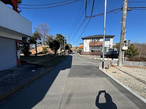 【前面道路含む現地写真】前道は4.5ｍ と広々！
日当たりや風通しも良く、駐車がしやすいこともメリットの一つです。