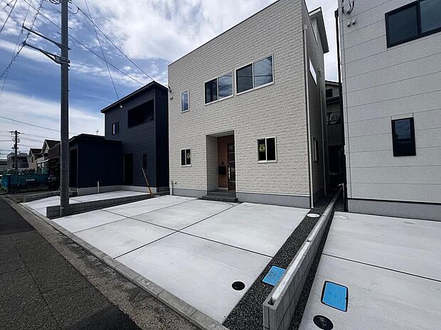 【C棟　現地外観】並列2台駐車が可能なため、車の入れ替えが不要で使い勝手の良い駐車スペース。通勤やお出かけが多いご家庭にも嬉しい設計です。