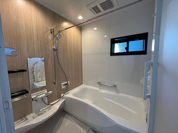 【浴室】窓のある浴室は、自然の光と風を取り込める心地よい空間。浴室換気暖房乾燥機付きで、毎日の入浴も快適です。やわらかなカーブの浴槽が、くつろぎの時間を演出します。