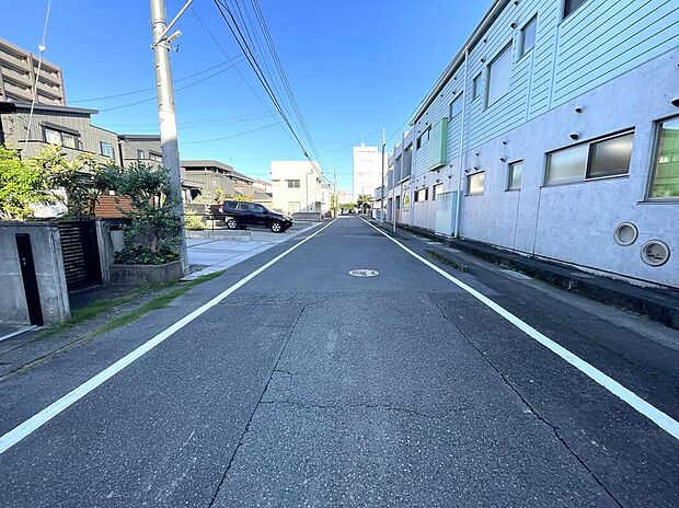 【【前面道路　南側6.4ｍ】】南側道路ならではの陽当たりの良さが、室内に心地よい光を届け、毎日の暮らしにぬくもりと明るさを添えてくれます。
前面のゆとりがプライバシーを守り、住まいとしての安心感をもたらします。