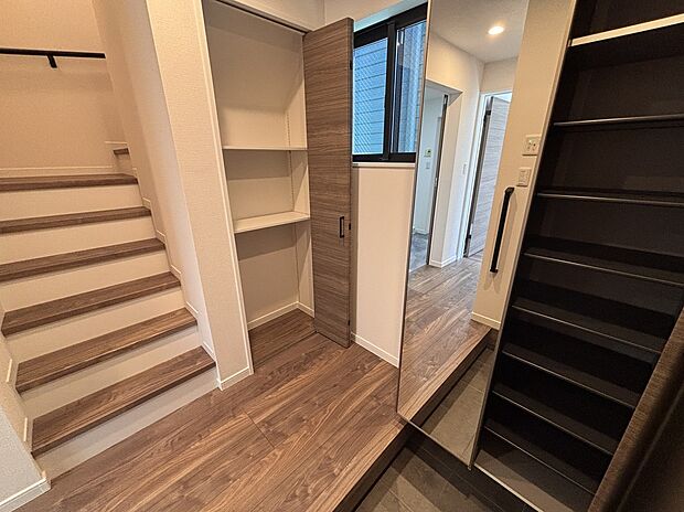 【玄関ホール】片付け上手な玄関空間♪靴だけでなくアウトドア用品やベビーカーもすっきり収納できます。