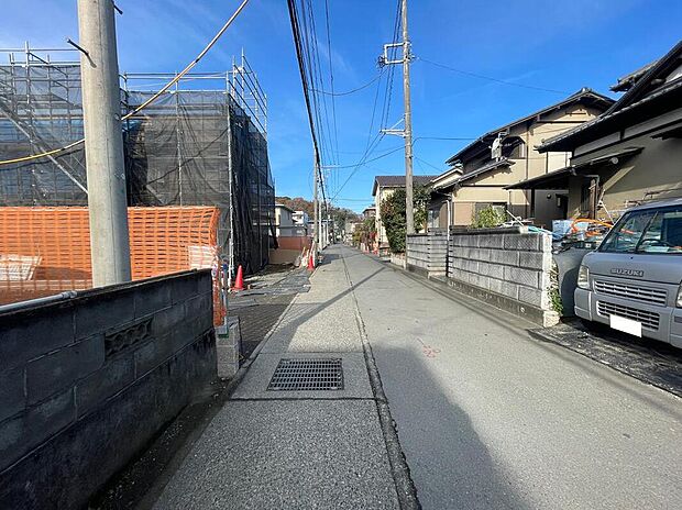 【前面道路含む現地写真】広々とした前面道路です。
日当たりや風通しも良く、駐車がしやすいこともメリットの一つです。