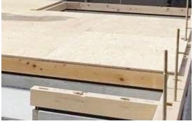 【剛床工法】構造体と床を一体化した「剛床工法」を採用。
面構造とすることで、地震による床のねじれやゆがみを抑えます。床が厚く、火災に対する性能も向上。