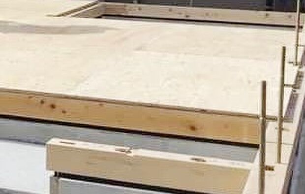 【剛床工法】構造体と床を一体化した「剛床工法」を採用。
面構造とすることで、地震による床のねじれやゆがみを抑えます。床が厚く、火災に対する性能も向上。