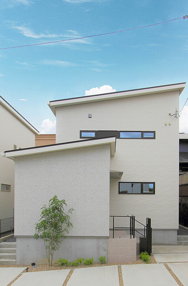 白い外壁の静かな存在感。