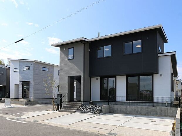 No.9　外観
空に映えるモノトーンの調和。洗練された佇まいが住む誇りに。