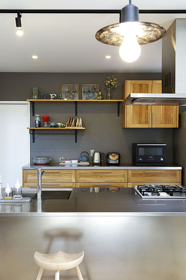 【弊社施工実例】キッチンからはリビング・ダイニングが見渡せ、炊事中や片付け中もお子様を見守れる安心設計。