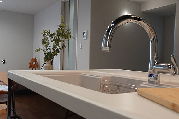 【No.5 キッチン】継ぎ目が目立ちにくく、スタイリッシュな仕上がりの大理石ワークトップ。シンクも一体成型され、美しく豊かなキッチン空間に彩ります。