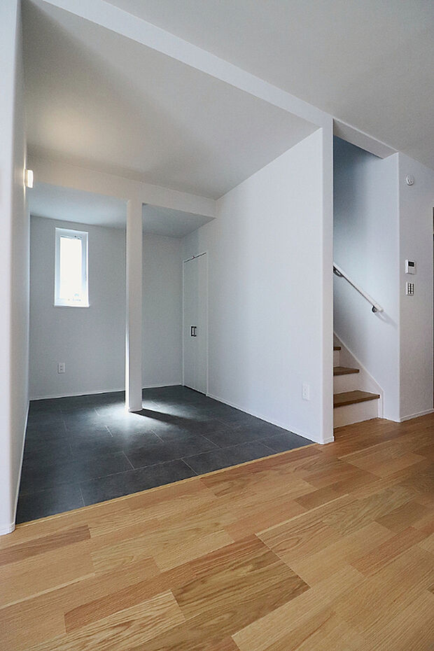 【No.5 マルチスペース】約3帖のマルチスペースは、コンパクトながらも多様な使い方ができる自由度の高い空間です。テレワークや勉強など集中できるワークスペース、本棚や趣味のアイテムの場所、お子様の遊び場、収納スペースなどに。