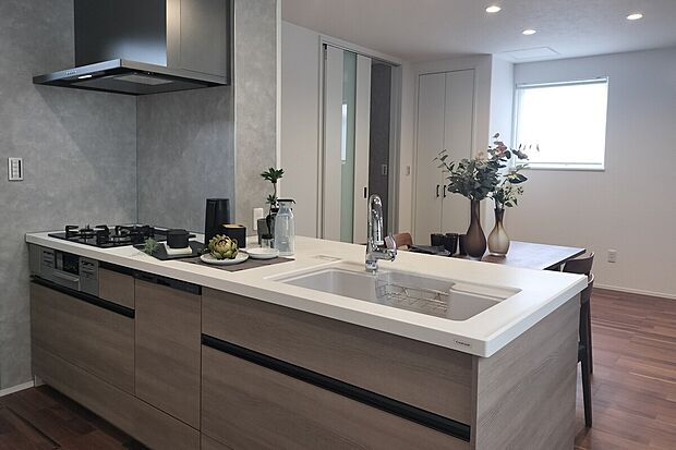 【システムキッチン「ステディア」】タッチレス水栓、ビルトイン食洗器、ガスグリル、3口のガラストップコンロ。多彩な機能を備えたシステムキッチン。内部のステンレスキャビネットはサビに強くキレイと清潔が長持ちします。（参考写真）