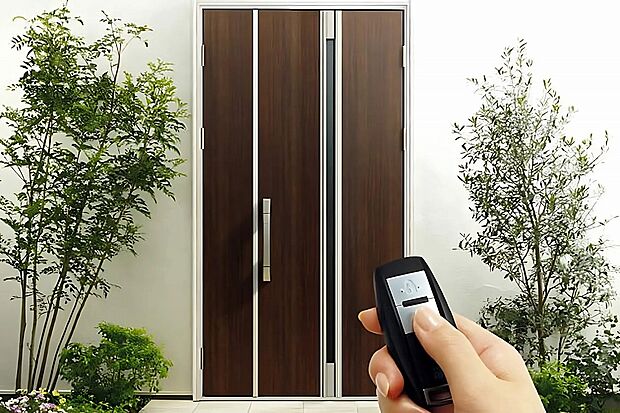 【スマートコントロールキー】カバンに入れたままでもワンタッチで施錠・開錠ができます。従来のリモコンキーにあわせてアプリでもかんたんに施錠・解錠できるように！誤作動・ピッキング防止機能もついて防犯面も安心です。(参考写真)