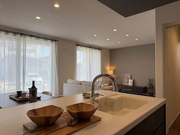 【No.1　キッチンからリビングを望む】南面の窓から光が溢れ、キッチンが私のステージになる。家事時間を愉しもう。