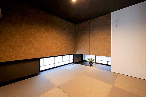 【当社施工例　タタミコーナー】《お泊りハウス・名古屋守山展示場》明るさを抑えたデザイン。客間やお子様のお昼寝など多目的に活用できます。