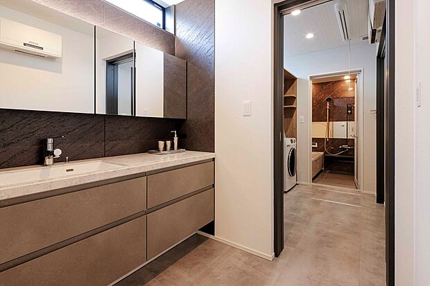 【当社施工例　サニタリー】《お泊りハウス・名古屋守山展示場》　ワイド洗面カウンターで朝の忙しい時間も、もゆとりを持って使える広さ