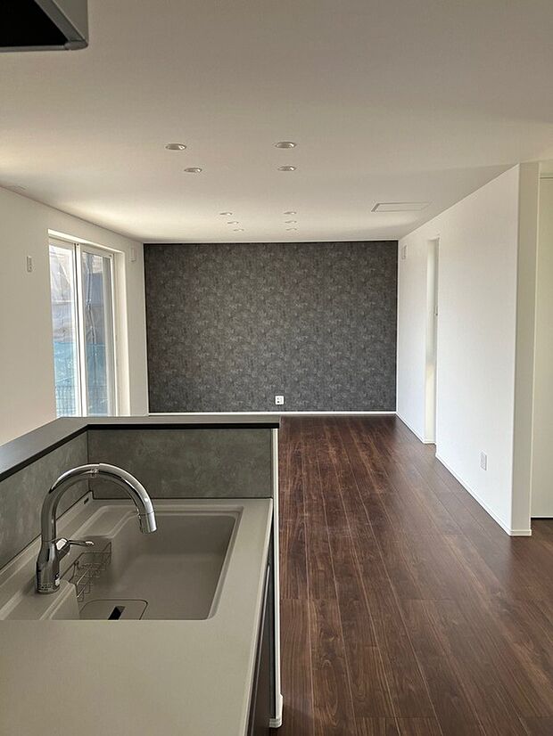 【No.6キッチンからリビング】明るいリビングは自然と家族が集まります。