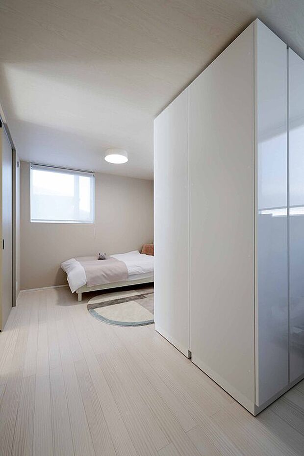 【子供部屋】弊社施工例【お泊まりハウス 豊川駅東】変化する子供部屋。小さいうちは広い子供部屋、成長したら「移動家具」で仕切ることができ個室に。