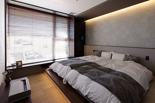 【主寝室】弊社施工例【お泊まりハウス 豊川駅東】主寝室。小上がりの畳がもたらす和の安らぎ、低めの目線が心に落ち着きを与えます。