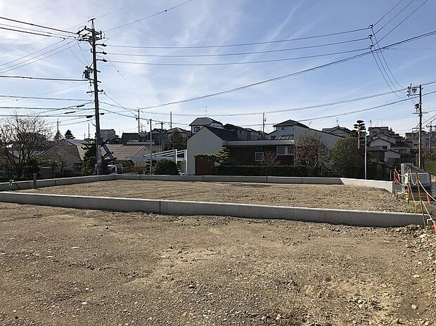 [NO.1　東側から撮影]　高台で陽光を遮る高い建物が無いので日当たり良好です。