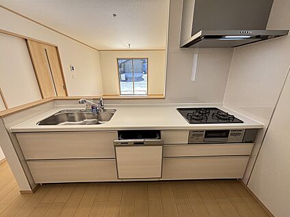 【H号棟】南から日差しが差し込み明るいリビング