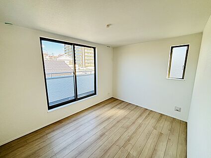 二面採光で明るい居室