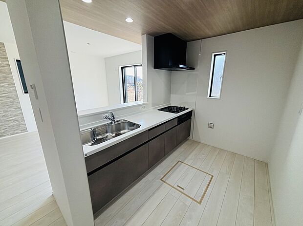 【【６号棟】キッチン】対面キッチンならお子様と会話しながらのお料理も可能♪