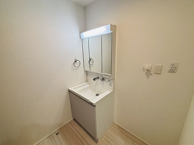 【【６号棟】】就寝前や朝の身支度の際など、快適にお使いいただける洗面台