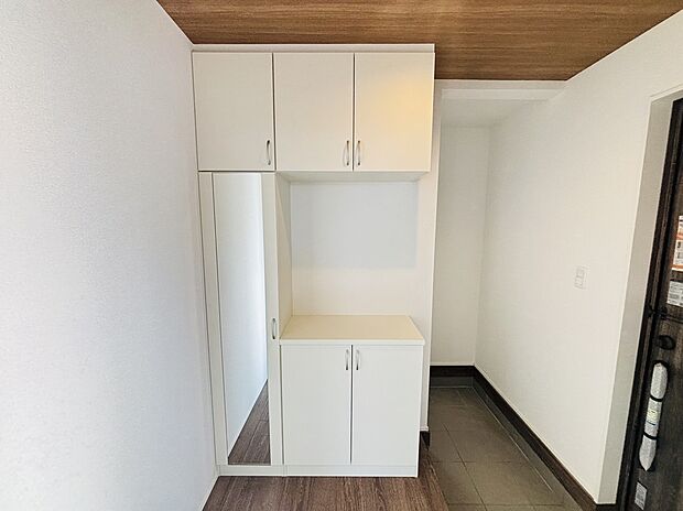 【【１号棟】】姿見が備え付けられたシューズボックス完備。お出かけ前の身だしなみチェックもばっちり出来ますね♪
