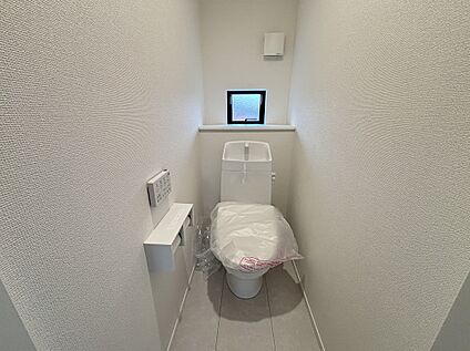 1・2階の2か所にトイレ完備。混み合う朝や来客時も安心の設計